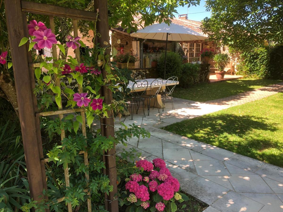 Domaine Des Monges Bed and Breakfast Saint-Seurin-de-Prats Esterno foto